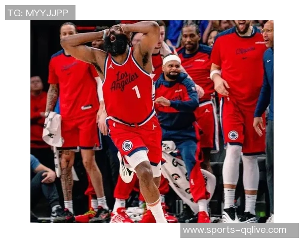 保罗掌舵经验丰富助攻8次虽无得分但贡献3篮板3抢断表现出色